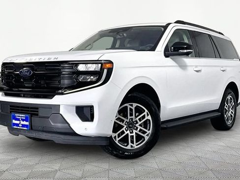 Used 2025 Ford Expedition Active AWD/4WD image 3