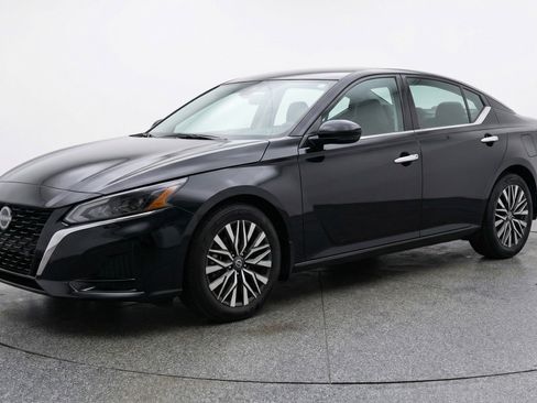 Used 2025 Nissan Altima 2.5 SV image 3