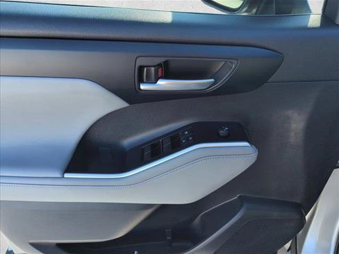 Used 2023 Toyota Highlander XLE FWD image 11