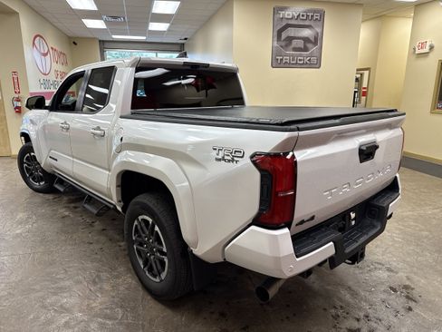 Used 2024 Toyota Tacoma TRD Sport w/ TRD Sport Premium Package AWD/4WD image 9