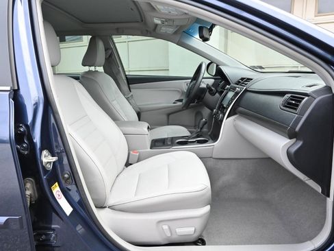 Used 2017 Toyota Camry XLE w/ Moonroof Package image 31