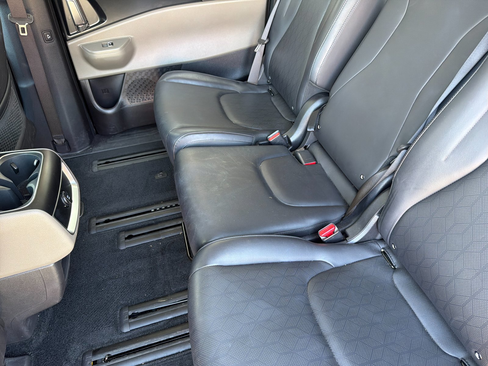 Used 2025 Kia Carnival FWD image 14
