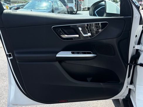 Used 2025 Mercedes-Benz GLC 300 4MATIC image 12