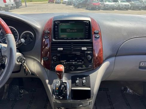 Used 2005 Toyota Sienna XLE Limited w/ XLE Limited Pkg 2 FWD image 2