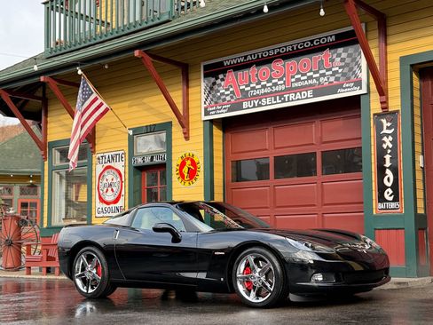 Used 2005 Chevrolet Corvette Coupe w/ Preferred Equipment Group image 1
