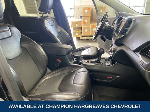 Used 2021 Jeep Cherokee Trailhawk AWD/4WD image 36