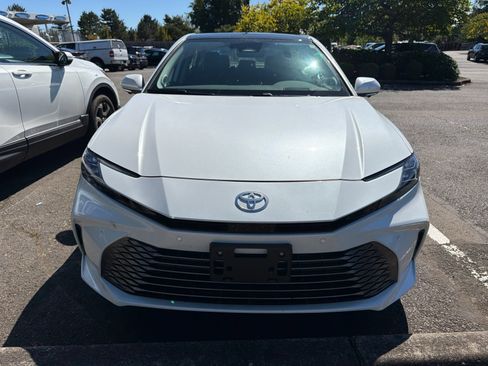 Used 2025 Toyota Camry XLE AWD/4WD image 2