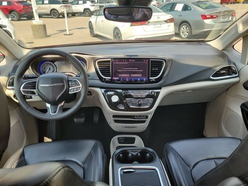 Used 2023 Chrysler Pacifica Touring-L FWD image 10