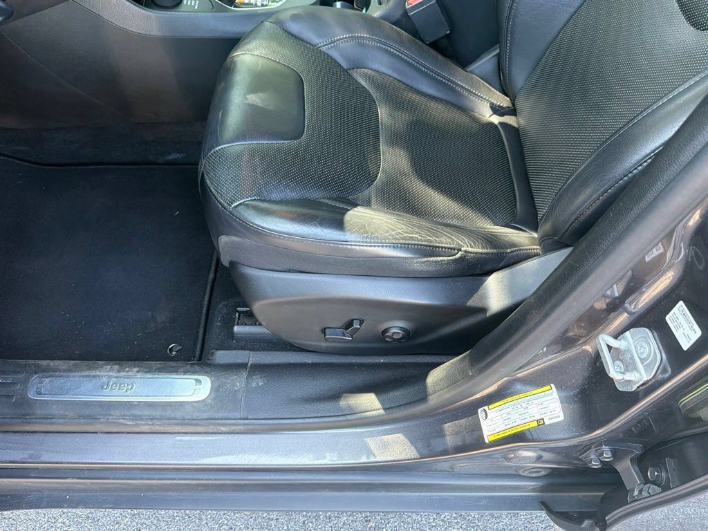 Used 2019 Jeep Cherokee Limited AWD/4WD image 11