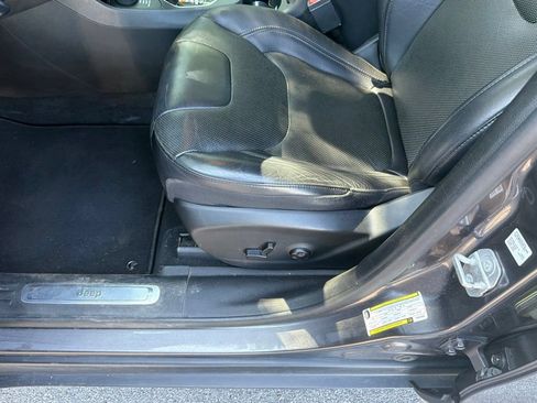 Used 2019 Jeep Cherokee Limited AWD/4WD image 11