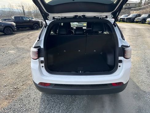 New 2026 Jeep Compass Latitude image 12