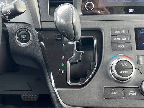 Used 2019 Toyota Sienna SE image 29