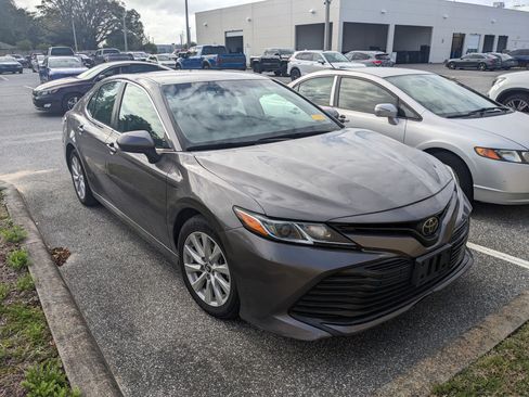 Used 2018 Toyota Camry LE image 16