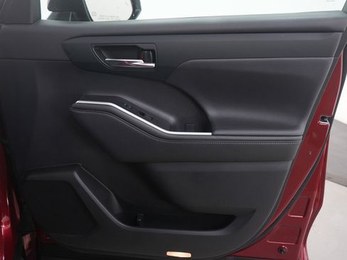 Used 2021 Toyota Highlander XLE image 12