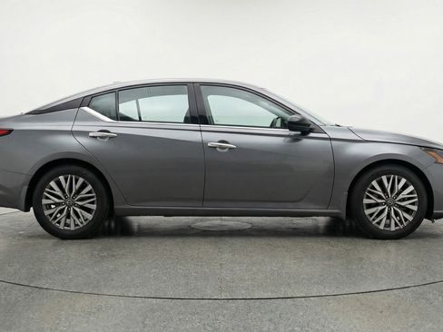 Used 2025 Nissan Altima 2.5 SV FWD image 11