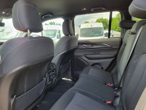 Used 2025 Jeep Grand Cherokee Laredo AWD/4WD image 18