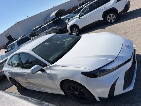 Used 2025 Toyota Camry SE image 2