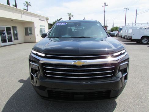 Used 2025 Chevrolet Traverse LT FWD image 3