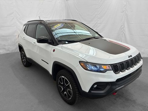 Used 2025 Jeep Compass Trailhawk AWD/4WD image 10