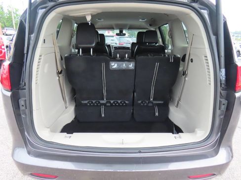 Used 2020 Chrysler Voyager Lxi FWD image 14