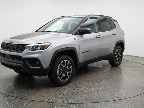 Used 2025 Jeep Compass Trailhawk image 3