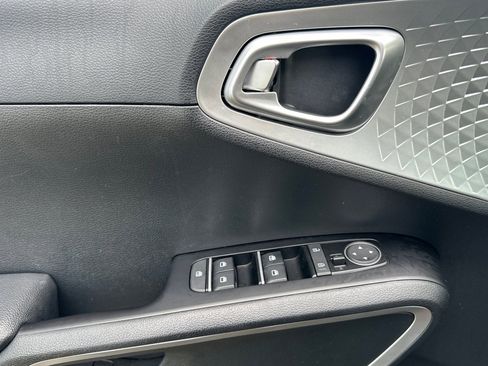 Used 2025 Kia Soul LX w/ LX Technology Package FWD image 12