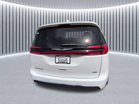 Used 2022 Chrysler Pacifica Touring-L AWD/4WD image 15
