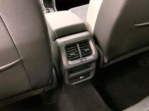 Used 2025 Volkswagen Taos SE w/ Panoramic Sunroof Package image 34