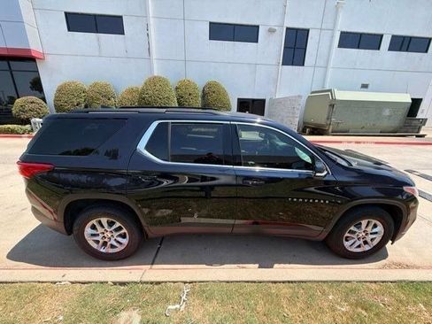 Used 2020 Chevrolet Traverse LT FWD image 2