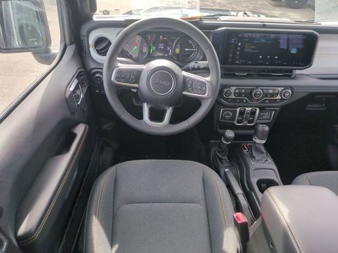 Used 2025 Jeep Wrangler Unlimited Sahara AWD/4WD image 17