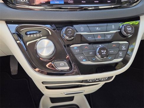 Certified 2022 Chrysler Pacifica Touring-L image 27