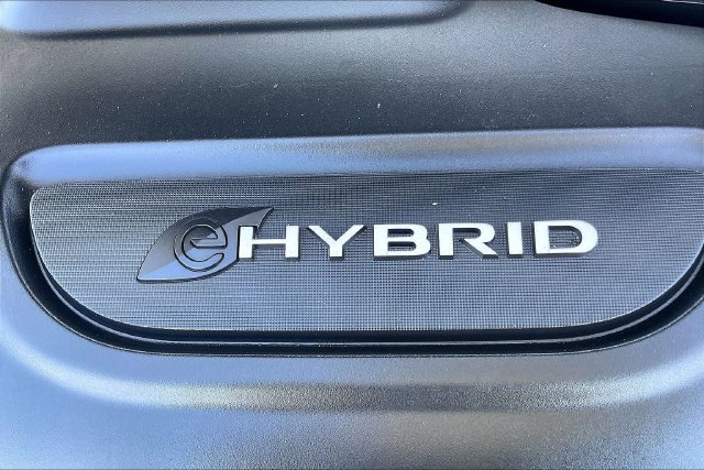 Used 2023 Chrysler Pacifica Pinnacle FWD image 32