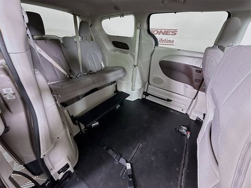 Used 2017 Chrysler Pacifica Touring Plus image 31