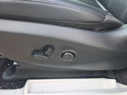 Used 2024 Chrysler Pacifica Touring-L image 16