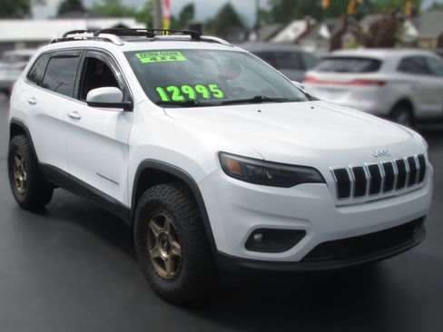 Used 2019 Jeep Cherokee Latitude Plus w/ Comfort/Convenience Group AWD/4WD image 1