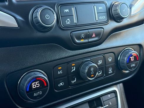 Used 2024 GMC Terrain SLE w/ Driver Convenience Package image 26