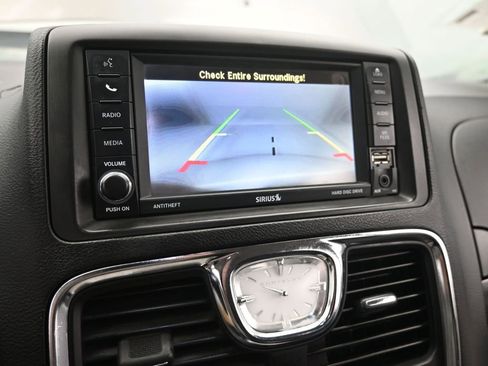 Used 2015 Chrysler Town & Country Limited image 35