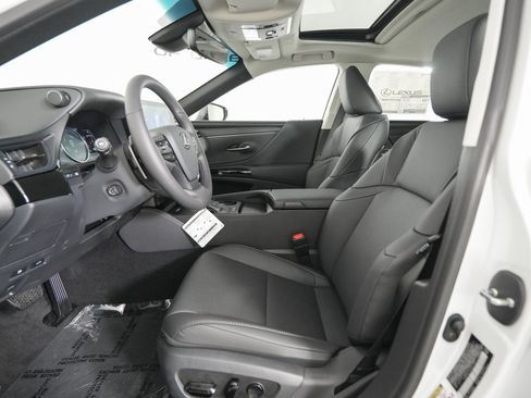 New 2025 Lexus ES 300h w/ Premium Package image 9