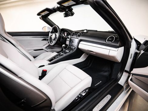 Certified 2024 Porsche 718 Boxster S RWD image 27
