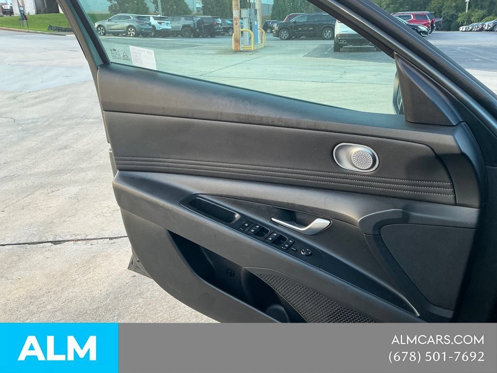 Used 2025 Hyundai Elantra SEL FWD image 13