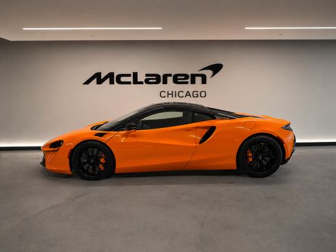 Used 2025 McLaren Artura RWD image 27