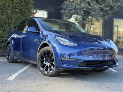 Used 2022 Tesla Model Y Long Range image 8