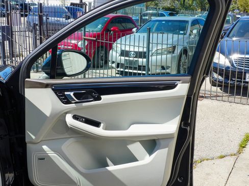 Used 2015 Porsche Macan S image 16