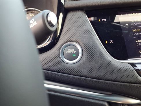 New 2025 Cadillac XT5 Luxury image 16