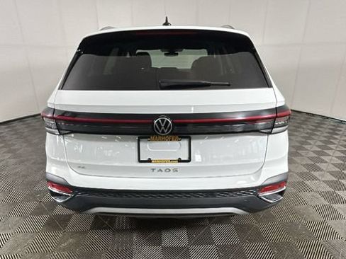 Used 2026 Volkswagen Taos SE FWD image 3