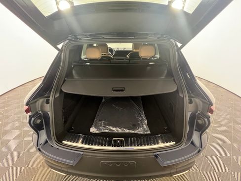 Certified 2025 Porsche Cayenne AWD/4WD image 21