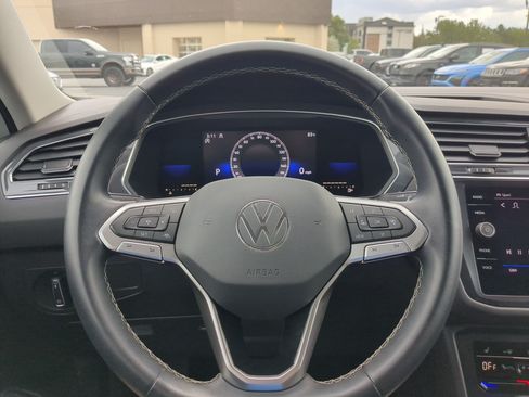 Used 2022 Volkswagen Tiguan SE w/ Panoramic Sunroof Package AWD/4WD image 19