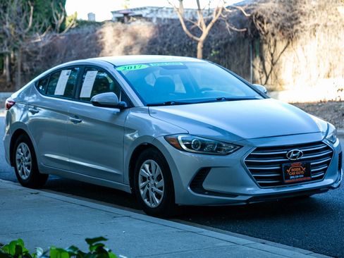 Used 2017 Hyundai Elantra SE image 3