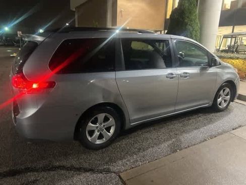 Used 2014 Toyota Sienna LE image 3
