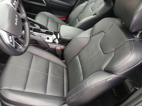 Used 2025 Kia Telluride EX w/ EX Captain's Chair Package image 11